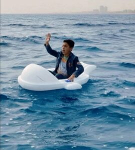 قصة طفل العالمين 12 يومًا في عرض البحر في شاطئ العالمين